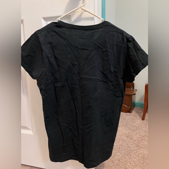 Women’s Preowned Smith & Wesson Black Tee w Guns and Roses - Picture 2 of 3
